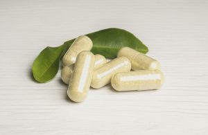 cata proteina are 100 g pui